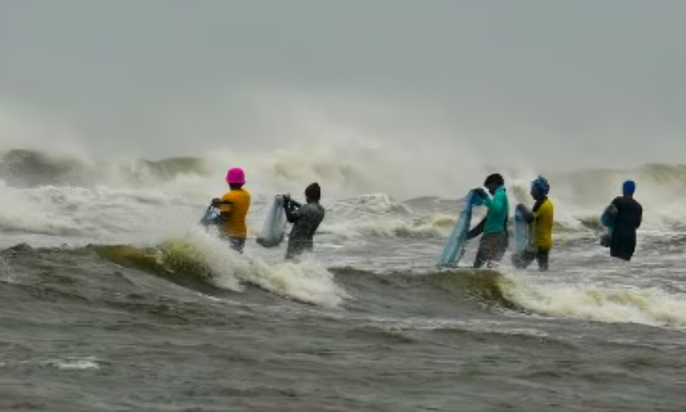 Cyclone Fengal LIVE Updates: Tamil Nadu Braces for Impact by evening, Chennai Airport Shut